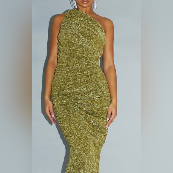 PrettyLittleThing Dresses & Skirts - Gold Glitter Plisse Ruched One Shoulder Midi Dress PRETTYLITTLETHING Size 12